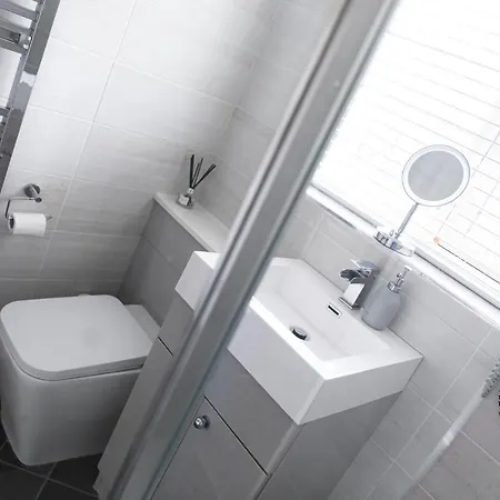 3 Bed House - Sleeps 6 - Garden - Parking - Wifi 曼彻斯特