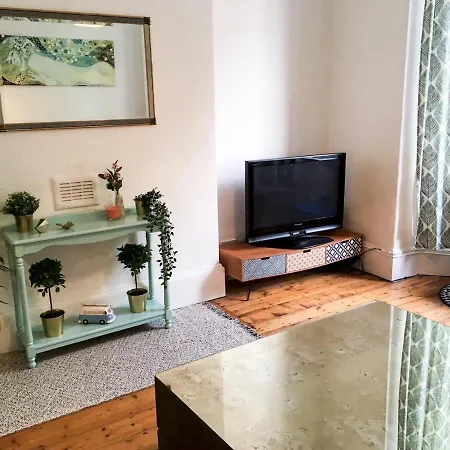 Pass The Keys Delightful 2 Bed Apt In Didsbury Sleeps 4 *