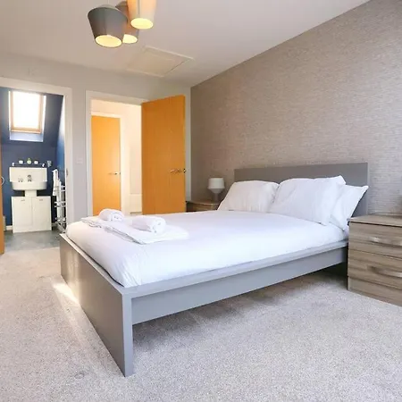 別荘 Luxurious Townhouse In