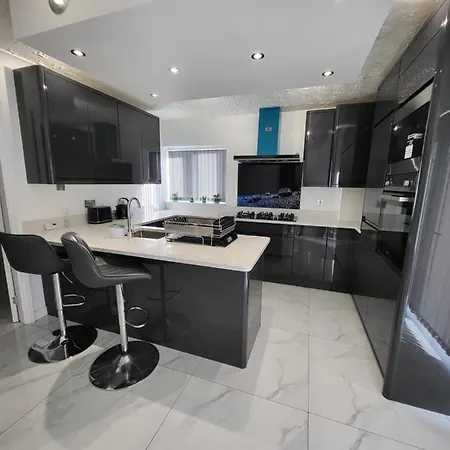 Serene 3br With Free Parking