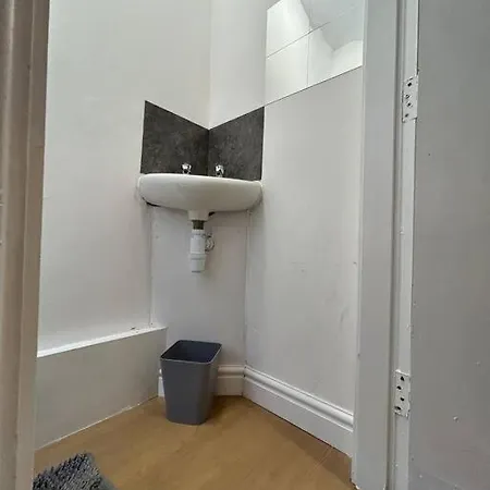 Spacious 1-bed In Stretford Manchester