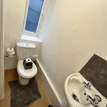 Spacious 1-bed In Stretford *