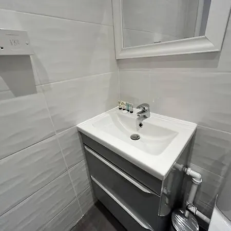 Spacious 1-bed In Stretford Manchester