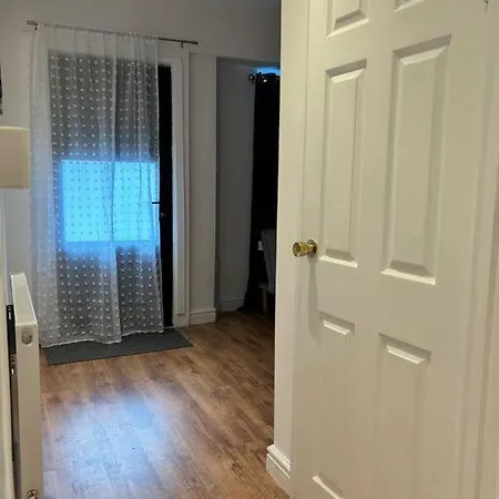 Spacious 1-bed In Stretford *