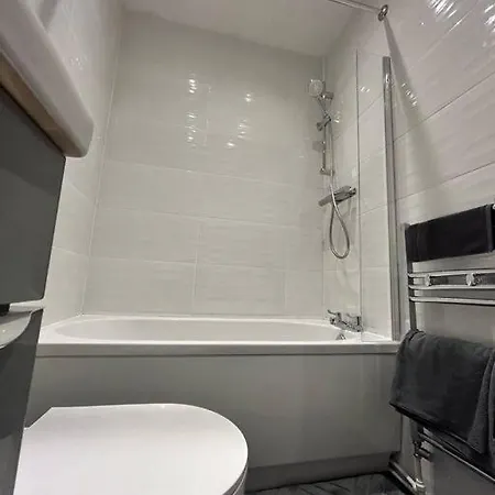 Spacious 1-bed In Stretford Appartamento Manchester