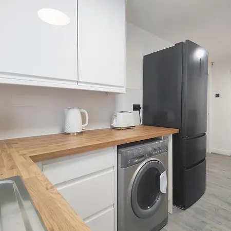 Regent House - With Free Parking - 5 Minutes Drive To Coop Live Arena, Etihad Stadium & Centre