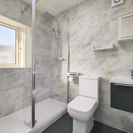 Holiday home Regent House - With Free Parking - 5 Minutes Drive To Coop Live Arena, Etihad Stadium & Centre