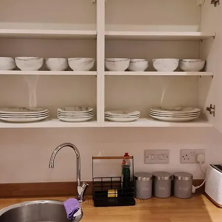 2 Bed Manchaster With Private Entrance * מנצ'סטר