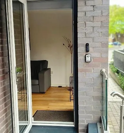 2 Bed Manchaster With Private Entrance
