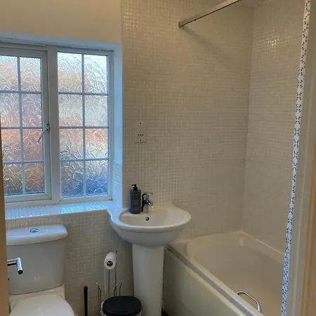 Spacious 4 Bed House, Sleep 8 Short & Long Stay, Free Parking ,5min Drive From Man Stadium アパート