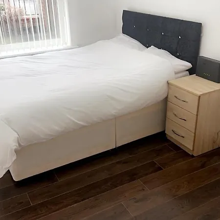 Lägenhet 2 Bedroom Apartment, Free Parking & Wifi Near City Centre