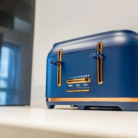 Beautifully Fab 3 Bedroom 4 Beds New 8 Guests Stretford Trafford בית נופש