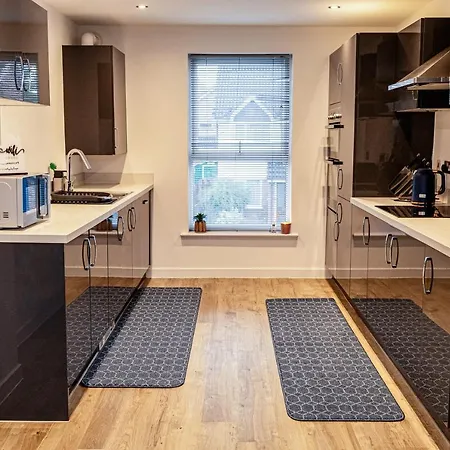 Beautifully Fab 3 Bedroom 4 Beds New 8 Guests Stretford Trafford