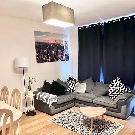 Awesome 4 Bed House In Feriehus