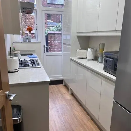Awesome 4 Bed House In Manchester
