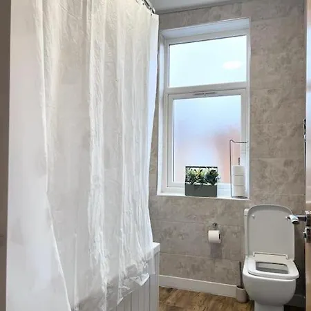Awesome 4 Bed House In Prázdninový dům