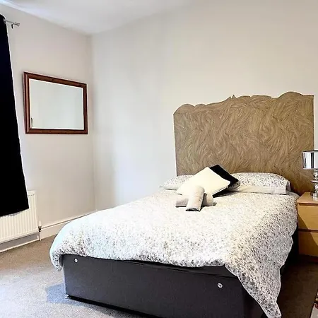 Awesome 4 Bed House In Manchester
