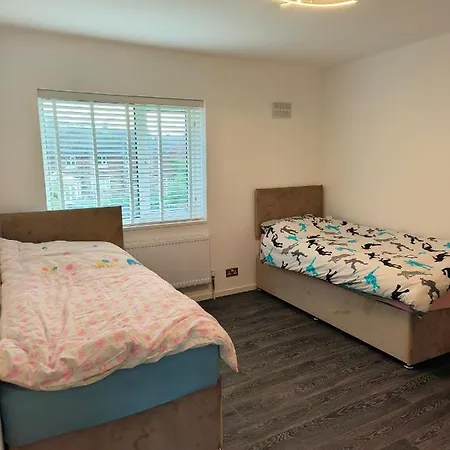Modern Fully Furnished 3 Bedroom House Manchester