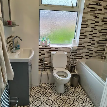 Modern Fully Furnished 3 Bedroom House Manchester