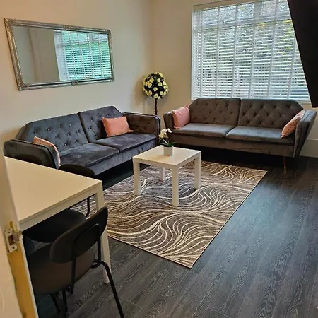Nyaraló Modern Fully Furnished 3 Bedroom House *