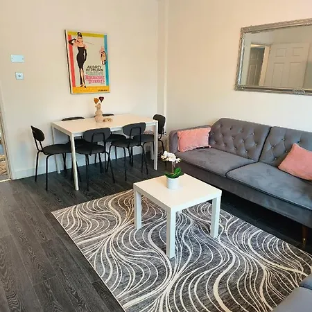 Modern Fully Furnished 3 Bedroom House * Manchester