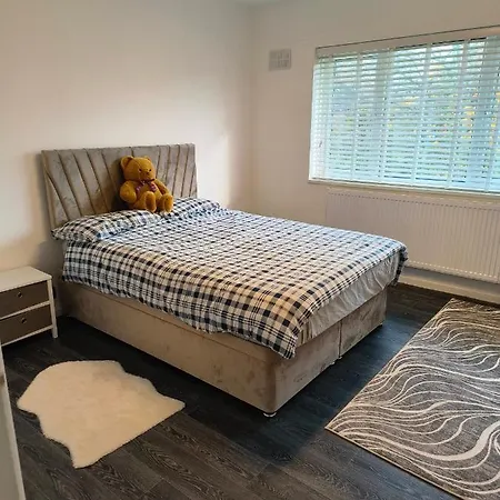Nyaraló Modern Fully Furnished 3 Bedroom House *