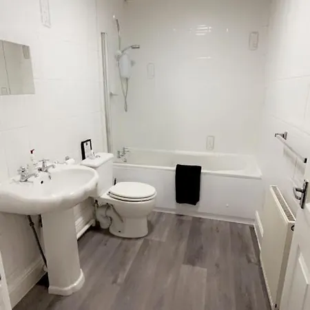 Elegant Ellesmere, Comfortable, Budget, Friendly Manchester