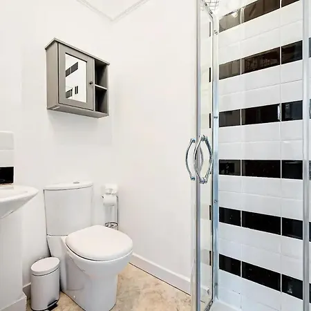 Spacious Near United Stadium - Pass The Keys * Manchester