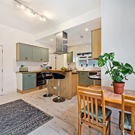 Pass The Keys Old Trafford 4-bedroom Retreat Near United & Centre - Family-friendly Vakantiehuis Manchester