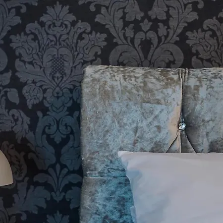 Ferienhaus Spacious Near United Stadium - Pass The Keys *