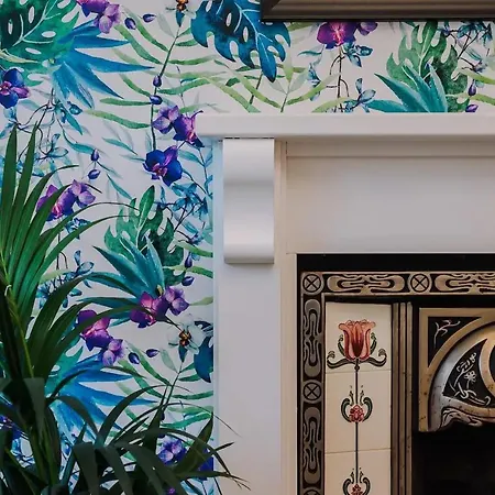 Feriehus Pass The Keys Old Trafford 4-bedroom Retreat Near United & Centre - Family-friendly Manchester