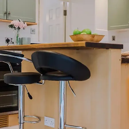 Ferienhaus Spacious Near United Stadium - Pass The Keys *