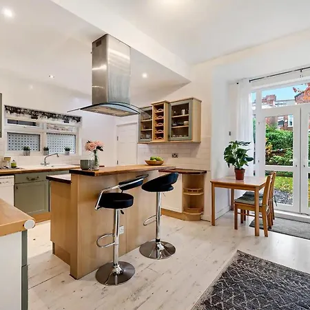 Spacious Near United Stadium - Pass The Keys