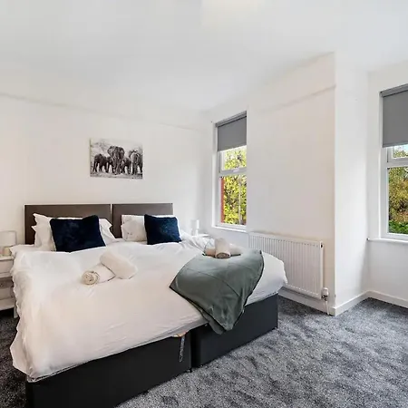 Pass The Keys Old Trafford 4-bedroom Retreat Near United & Centre - Family-friendly Manchester