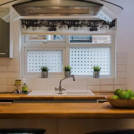 Spacious Near United Stadium - Pass The Keys 度假居