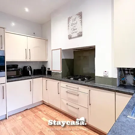 Homely 4-bedroom House Manchester