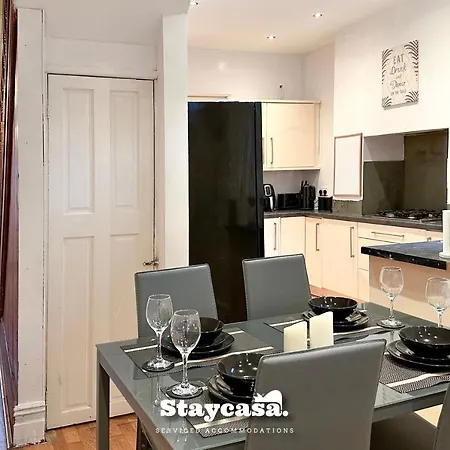 Homely 4-bedroom House Manchester