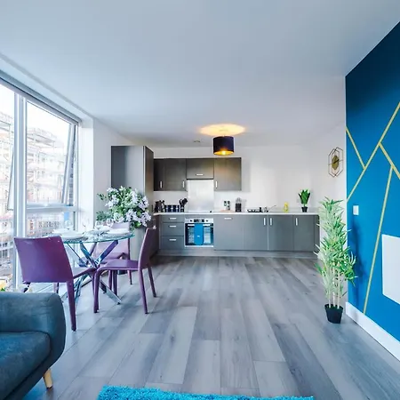 Spacious 3-bedroom In With Private Rooftop Terrace & Stunning Views Appartement
