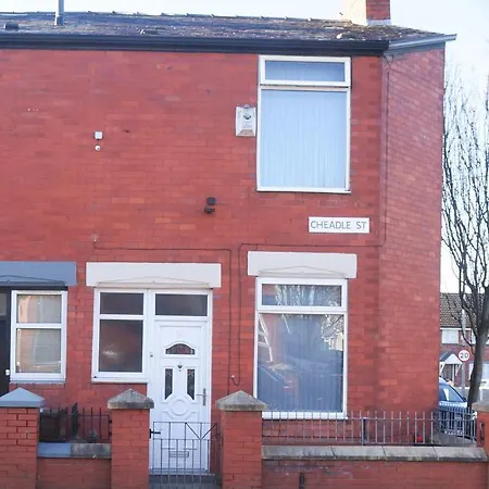 Cheadle House Holidays Holiday home