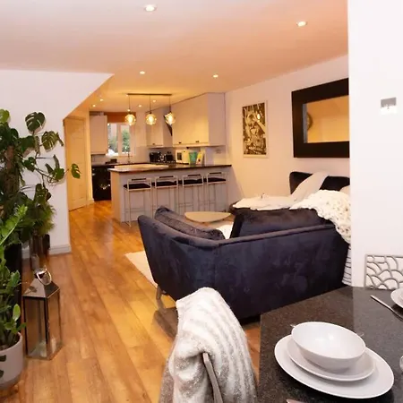 Beautiful West Didsbury 4br アパート *