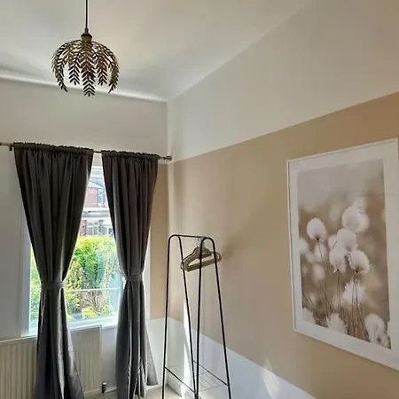 Three Bedroom Manchester, Sleeps 8!