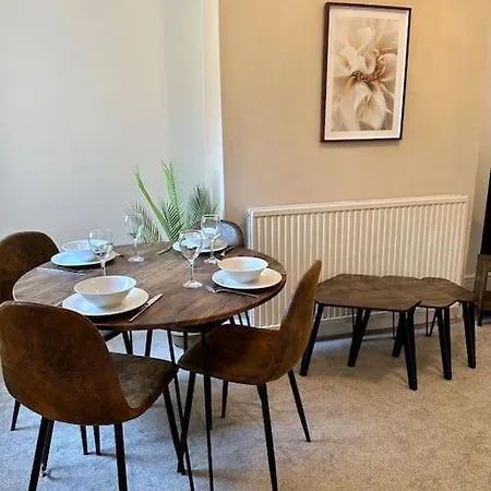 Three Bedroom Manchester, Sleeps 8! 펜션