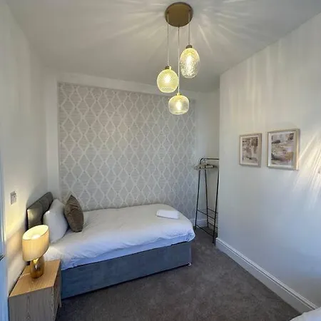 Three Bedroom Manchester, Sleeps 8! 펜션