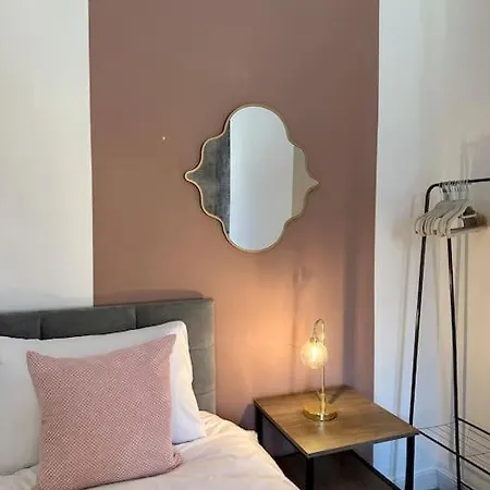 Three Bedroom Manchester, Sleeps 8!