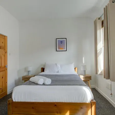 Pass The Keys Colourful Sleeps 6