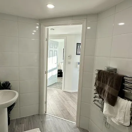 Lux Livin' - Luxury 2 Bed With Free Parking *