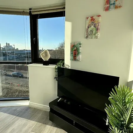 Lux Livin' - Luxury 2 Bed With Free Parking Manchester