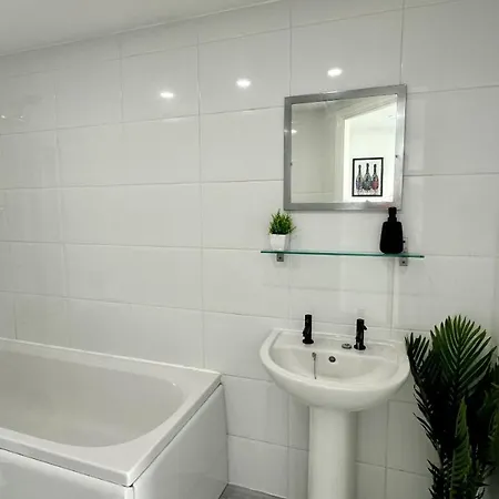 Lux Livin' - Luxury 2 Bed With Free Parking Manchester