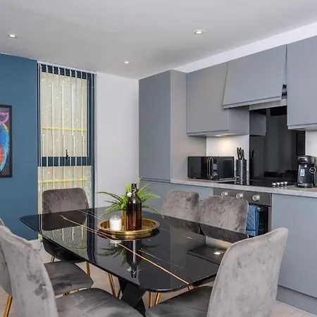 Stunning Brand New 3 Bed By Valore Services Apartment Manchester