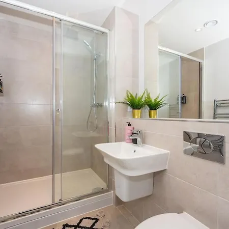 Stunning Brand New 3 Bed By Valore Services * Manchester
